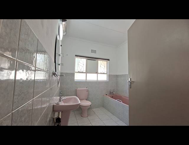 3 BEDROOM FREEHOLD TO LET IN FLAMWOOD